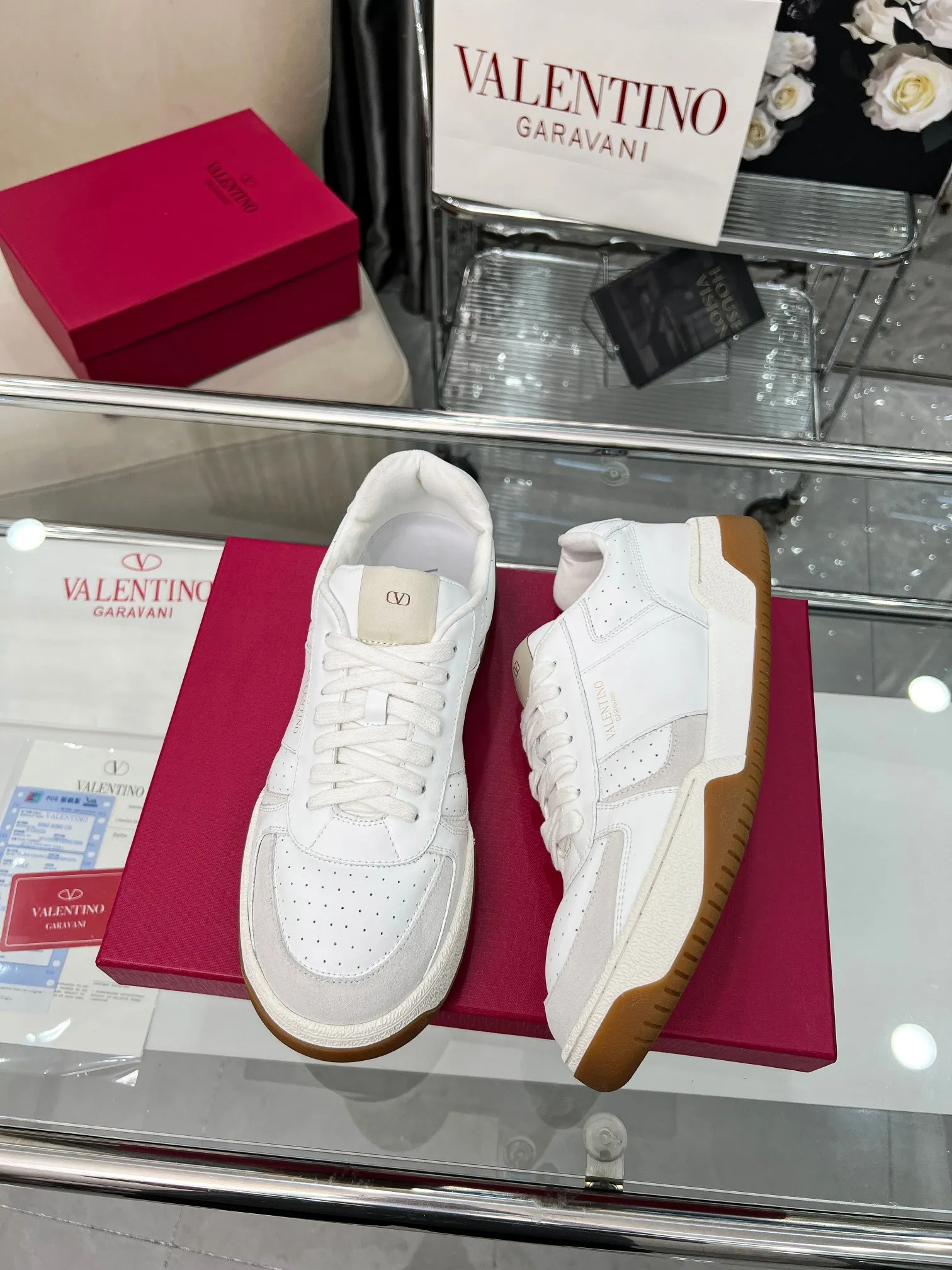 【Valentino】P: 660💰 Couple style, size: women 35-40▪️men 39-44 (customized at 45.46) Valentino 𝑶𝒏𝒆𝑺𝒕𝒖𝒅 Couple sports shoes series Valentino 2025 new couple sports shoes are on sale. The original ZP purchase and disassembly. Repeated pattern making and modification. 1:1 restoration! Top luxury masterpiece, lace-up design, soft and comfortable imported calfskin brings excellent elegant texture and excellent on-foot comfort. Top purchasing version upper: imported calfskin surface/original oil edge craftsmanship. Lining: water-dyed sheepskin lining. Outsole: original development 𝐓𝐏𝐔 two-color combination outsole. Packaging: full package with original configuration.